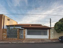 #250 - Casa para Venda em Brotas - SP - 1